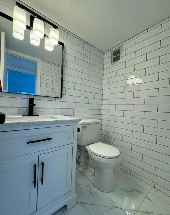 Active With Contract: $1,550 (2 beds, 1 baths, 798 Square Feet)