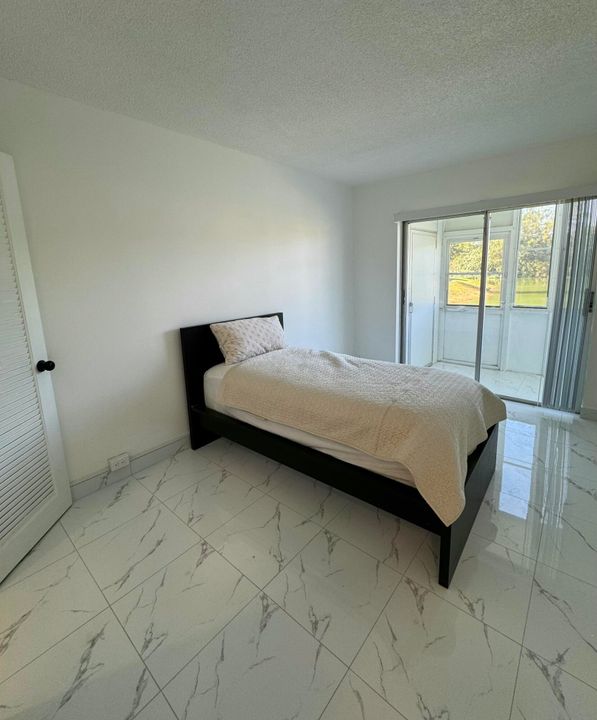 Active With Contract: $1,550 (2 beds, 1 baths, 798 Square Feet)