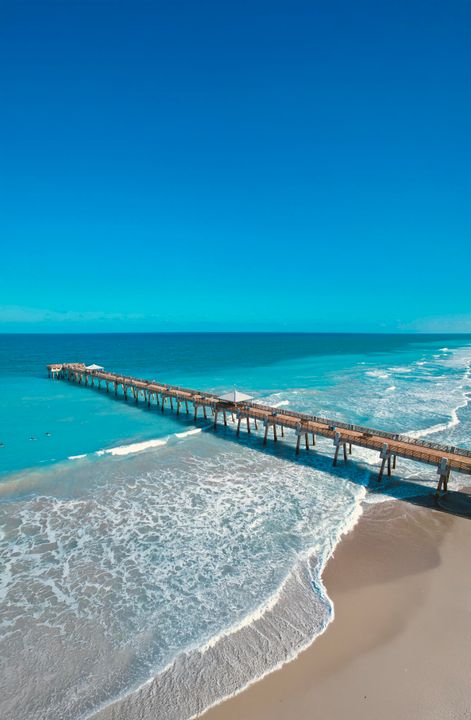 Под контрактом: $6,200,000 (4 спален, 6 ванн, 5340 Квадратных фут)