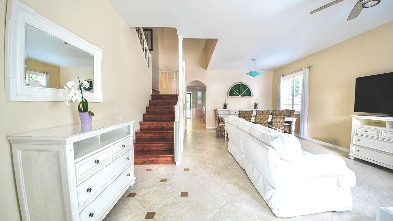 For Sale: $979,900 (6 beds, 3 baths, 2824 Square Feet)