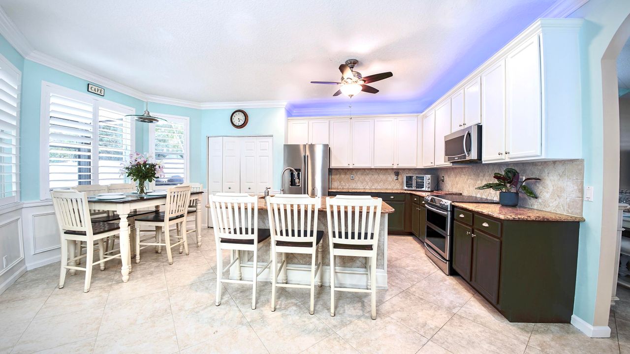 For Sale: $979,900 (6 beds, 3 baths, 2824 Square Feet)