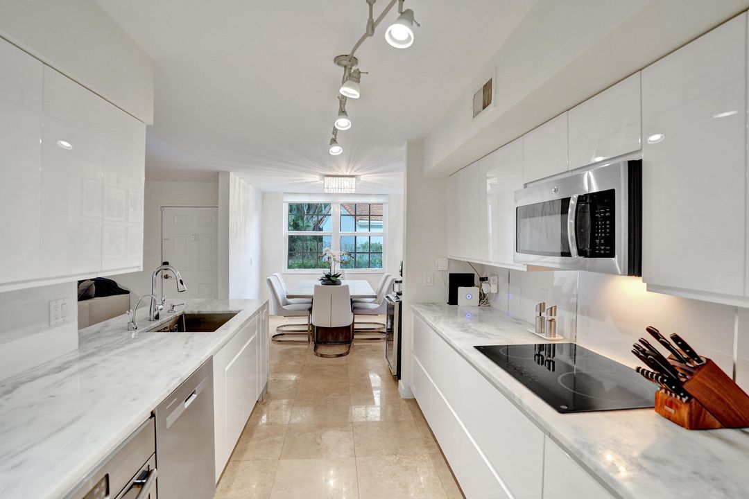 For Sale: $399,999 (2 beds, 2 baths, 1303 Square Feet)