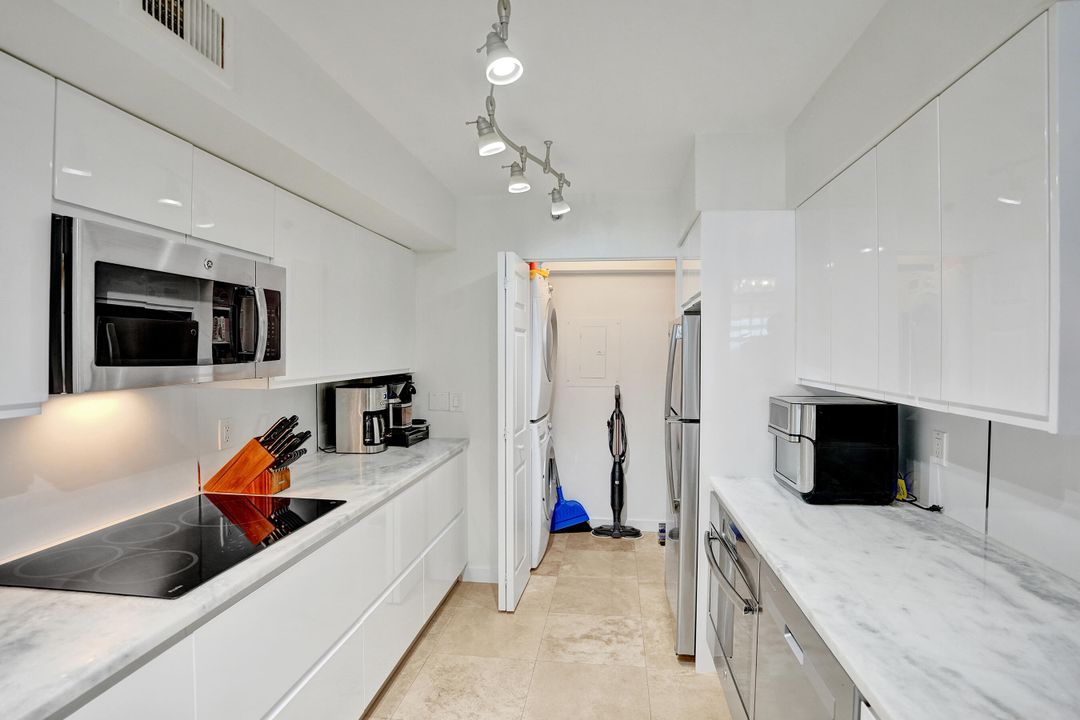 For Sale: $399,999 (2 beds, 2 baths, 1303 Square Feet)