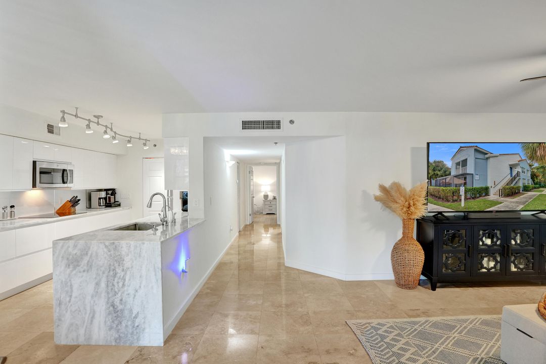 For Sale: $399,999 (2 beds, 2 baths, 1303 Square Feet)