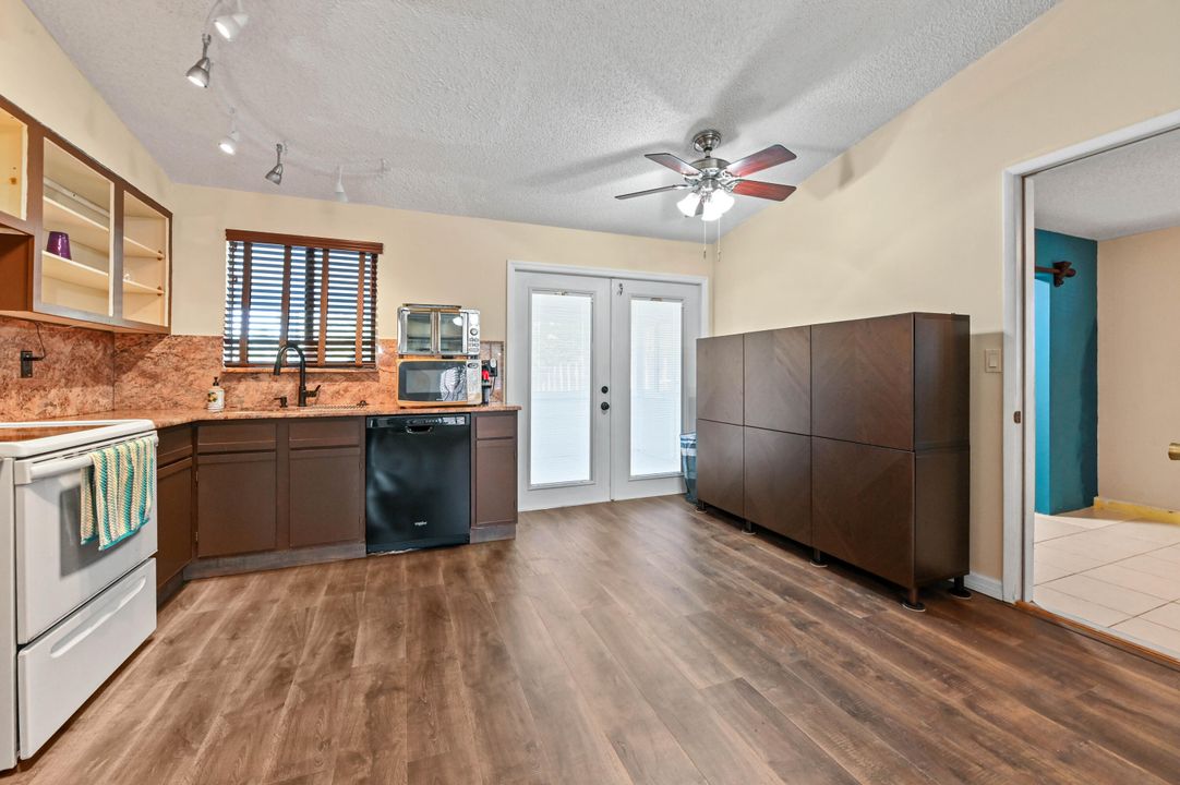 Active With Contract: $475,000 (3 beds, 2 baths, 1152 Square Feet)