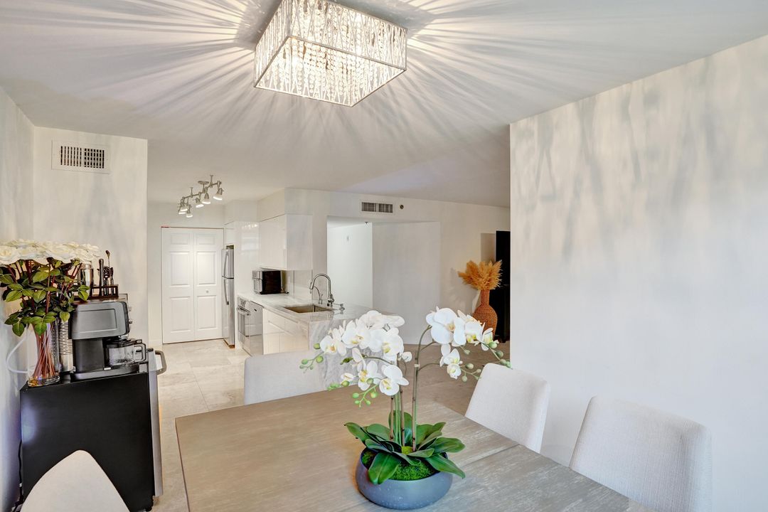 For Sale: $399,999 (2 beds, 2 baths, 1303 Square Feet)