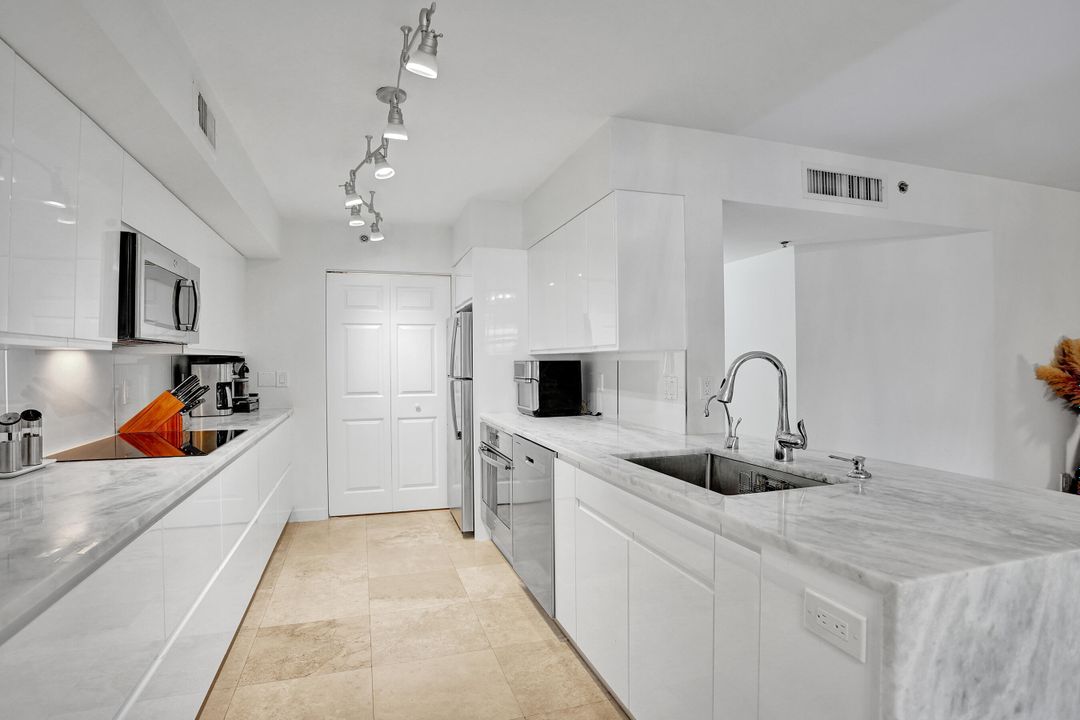 For Sale: $399,999 (2 beds, 2 baths, 1303 Square Feet)