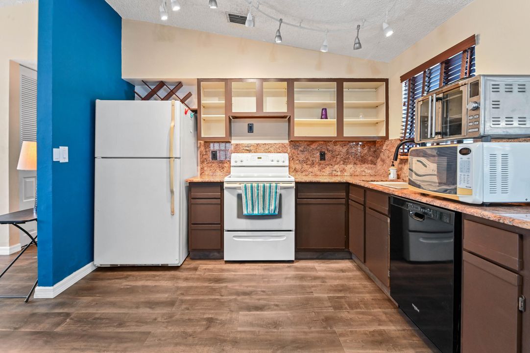 Active With Contract: $475,000 (3 beds, 2 baths, 1152 Square Feet)