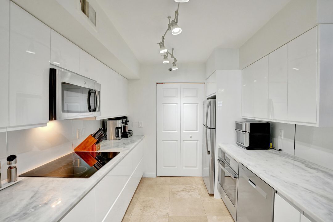 For Sale: $399,999 (2 beds, 2 baths, 1303 Square Feet)