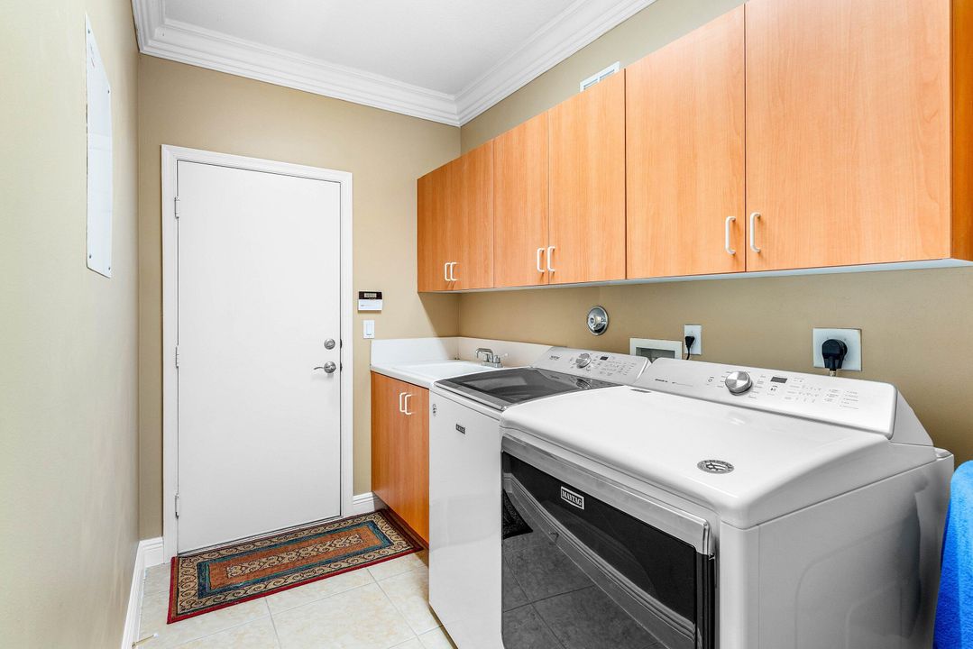 待售: $1,100,000 (5 贝兹, 4 浴室, 3818 平方英尺)