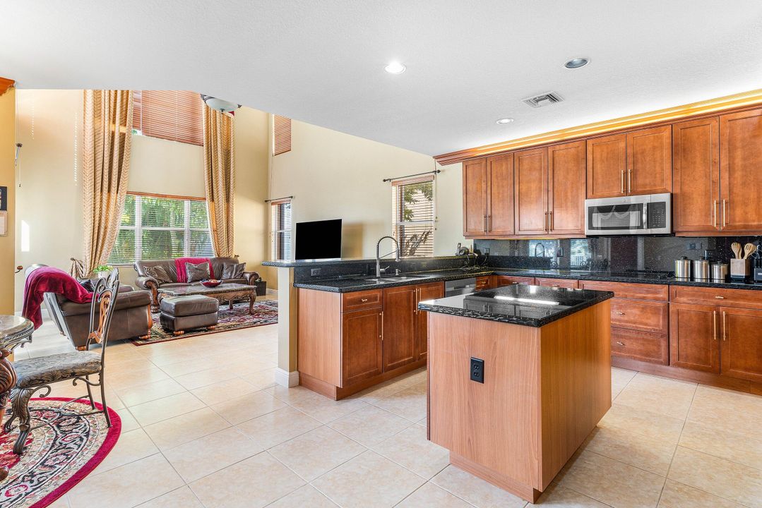 待售: $1,100,000 (5 贝兹, 4 浴室, 3818 平方英尺)