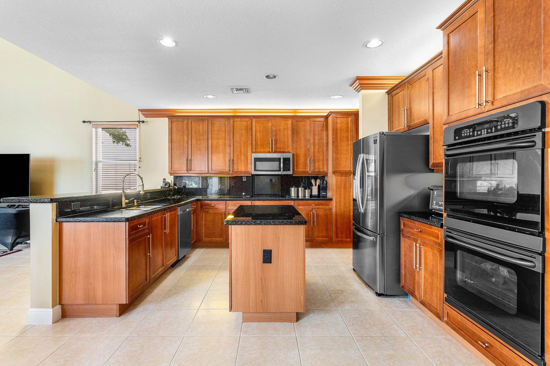 待售: $1,100,000 (5 贝兹, 4 浴室, 3818 平方英尺)