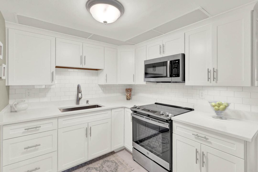 For Sale: $264,900 (2 beds, 2 baths, 903 Square Feet)