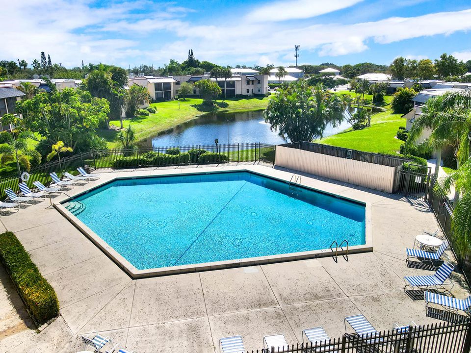 For Sale: $264,900 (2 beds, 2 baths, 903 Square Feet)