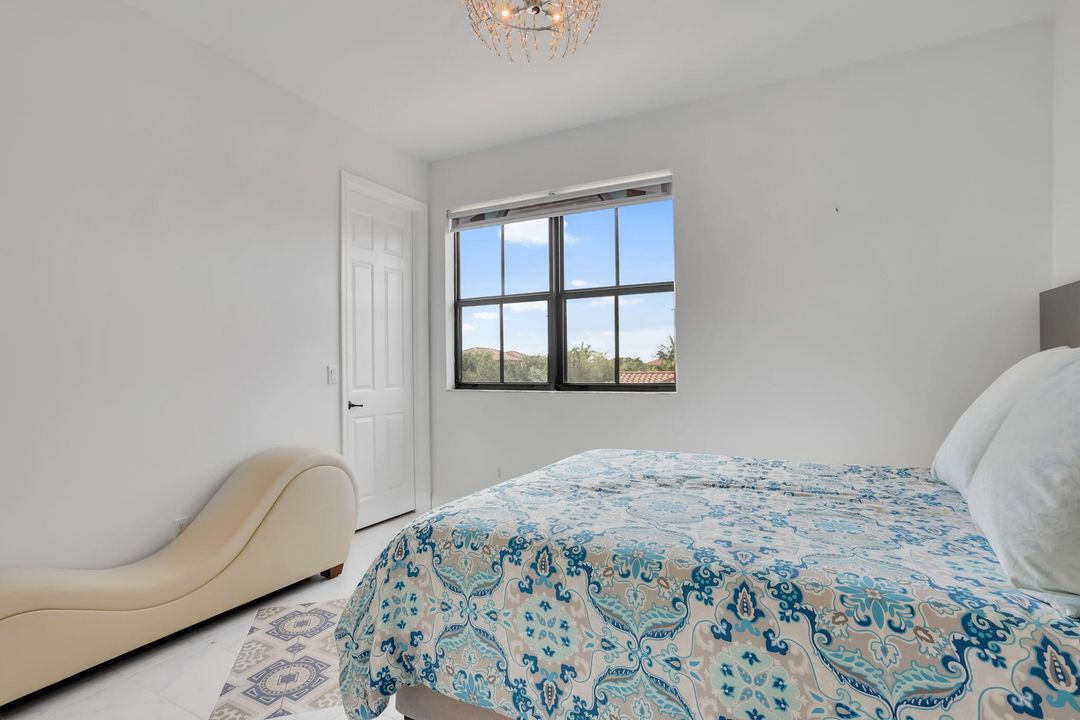 For Sale: $1,125,000 (5 beds, 4 baths, 4035 Square Feet)