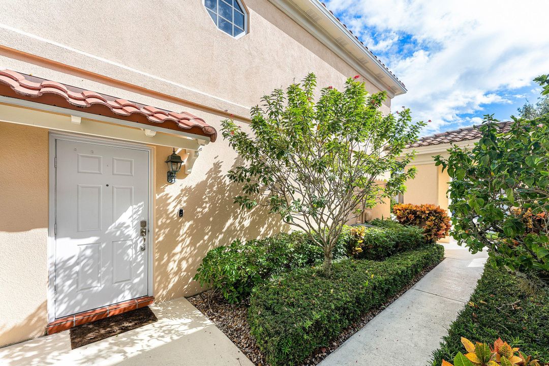 合同活跃: $3,000 (3 贝兹, 2 浴室, 1298 平方英尺)