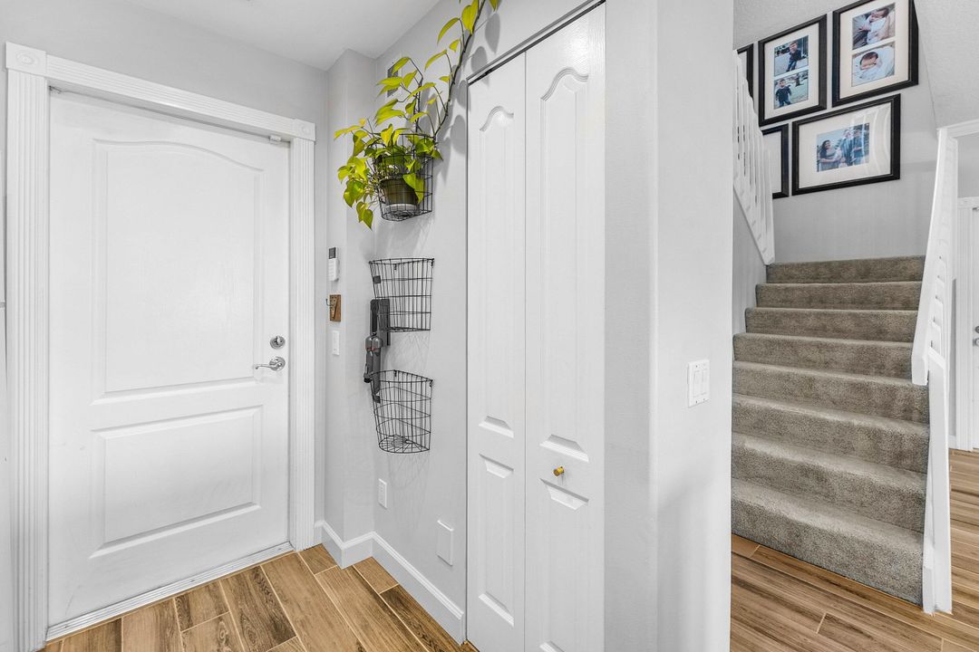 合同活跃: $3,000 (3 贝兹, 2 浴室, 1298 平方英尺)