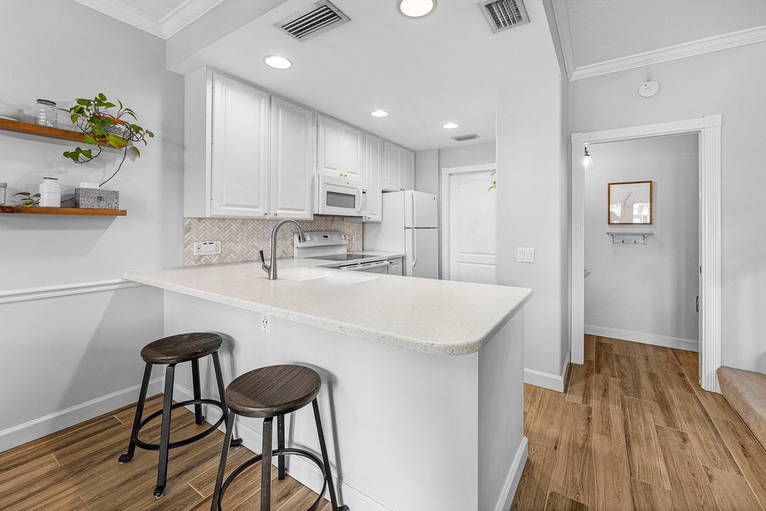 合同活跃: $3,000 (3 贝兹, 2 浴室, 1298 平方英尺)