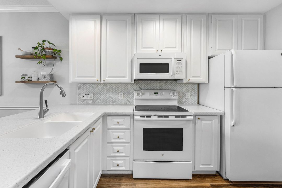 合同活跃: $3,000 (3 贝兹, 2 浴室, 1298 平方英尺)