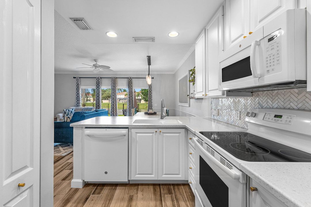 合同活跃: $3,000 (3 贝兹, 2 浴室, 1298 平方英尺)