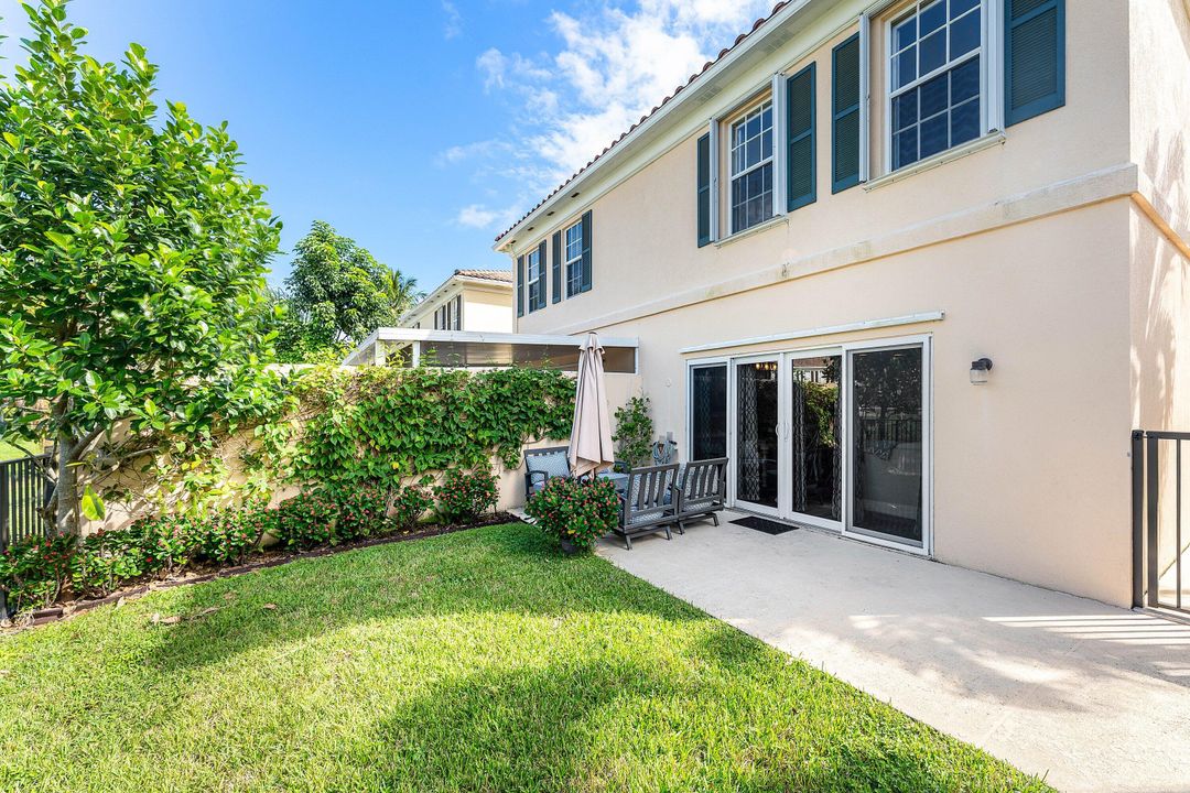 合同活跃: $3,000 (3 贝兹, 2 浴室, 1298 平方英尺)