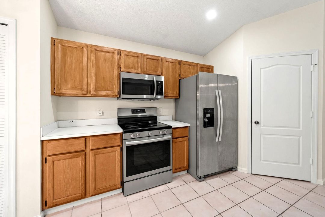 Active With Contract: $2,900 (3 beds, 2 baths, 1403 Square Feet)