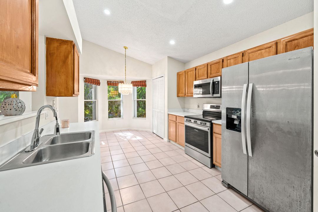 Active With Contract: $2,900 (3 beds, 2 baths, 1403 Square Feet)