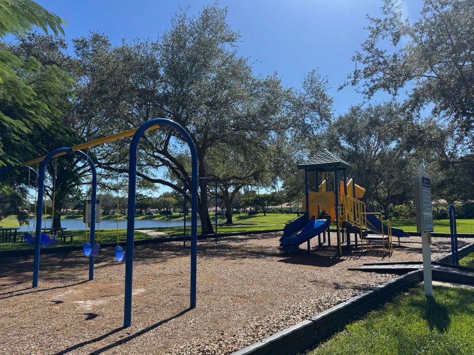 合同活跃: $3,000 (3 贝兹, 2 浴室, 1298 平方英尺)