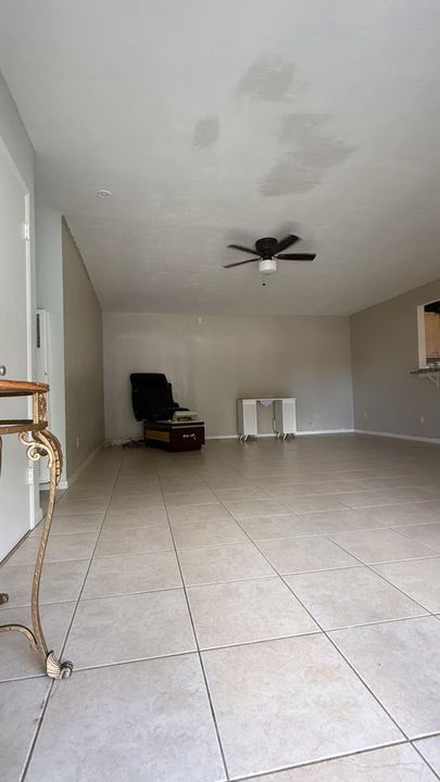 Recently Rented: $1,950 (2 beds, 1 baths, 977 Square Feet)