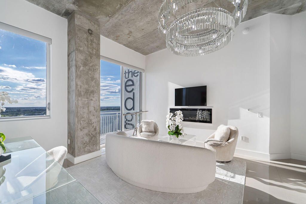 For Rent: $6,000 (2 beds, 2 baths, 1085 Square Feet)