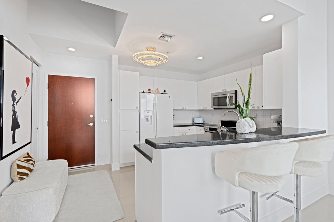 For Rent: $6,000 (2 beds, 2 baths, 1085 Square Feet)