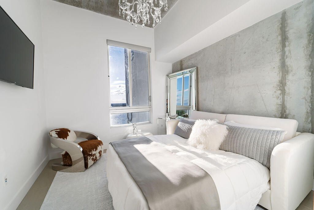 For Rent: $6,000 (2 beds, 2 baths, 1085 Square Feet)