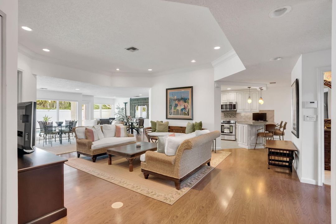 合同活跃: $1,495,000 (3 贝兹, 2 浴室, 2097 平方英尺)