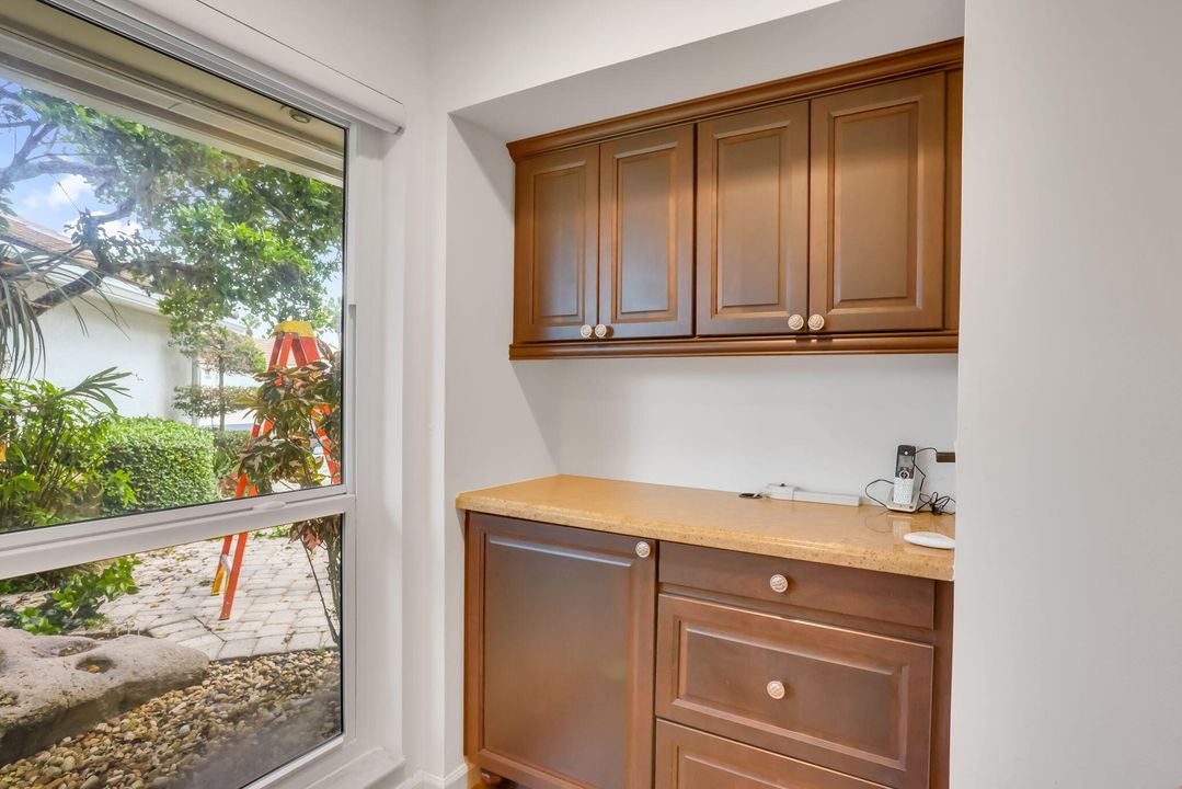 合同活跃: $1,495,000 (3 贝兹, 2 浴室, 2097 平方英尺)