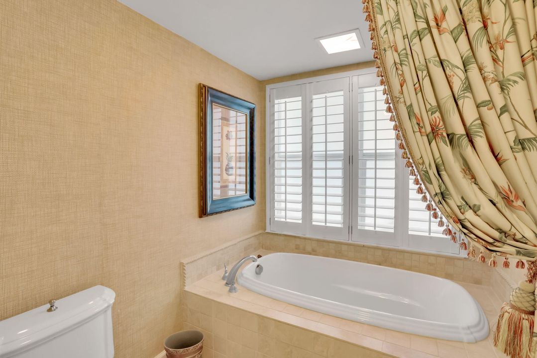 合同活跃: $1,495,000 (3 贝兹, 2 浴室, 2097 平方英尺)