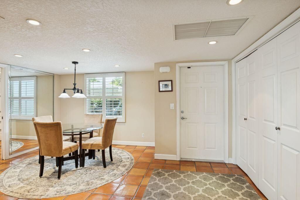 For Sale: $379,900 (1 beds, 1 baths, 787 Square Feet)