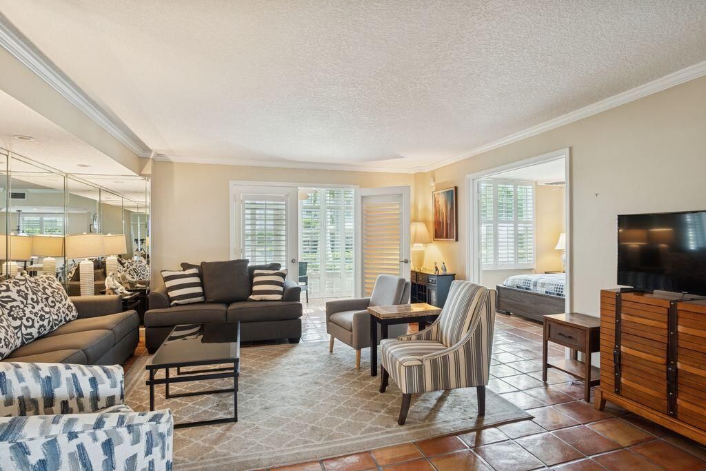 For Sale: $379,900 (1 beds, 1 baths, 787 Square Feet)