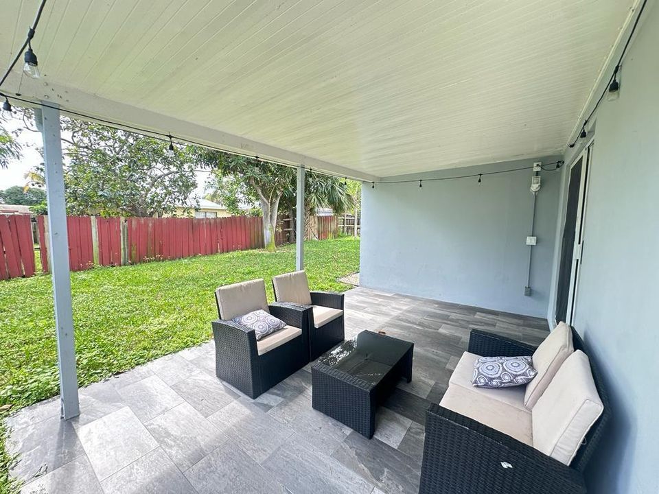 Active With Contract: $3,490 (3 beds, 2 baths, 1238 Square Feet)