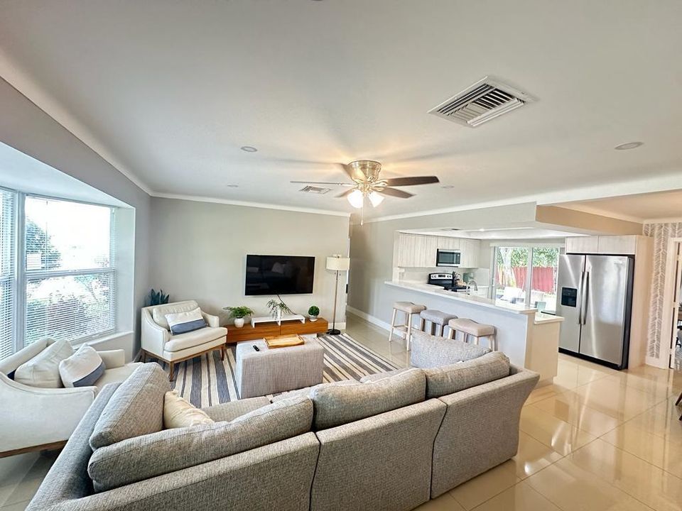 Active With Contract: $3,490 (3 beds, 2 baths, 1238 Square Feet)