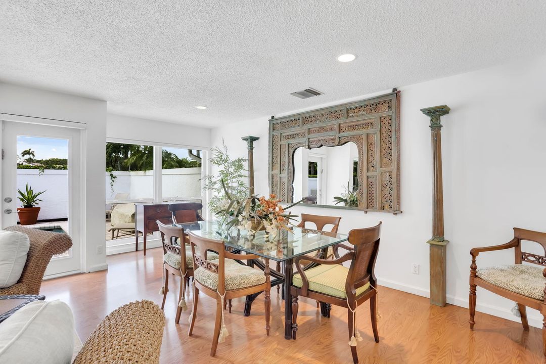 合同活跃: $1,495,000 (3 贝兹, 2 浴室, 2097 平方英尺)