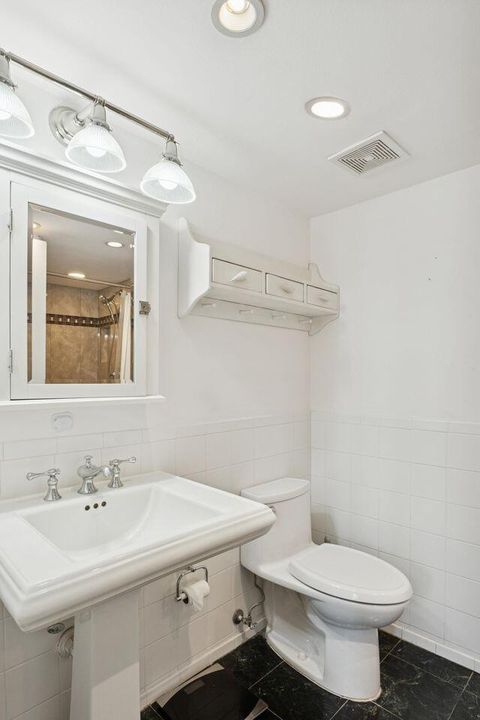 For Sale: $379,900 (1 beds, 1 baths, 787 Square Feet)