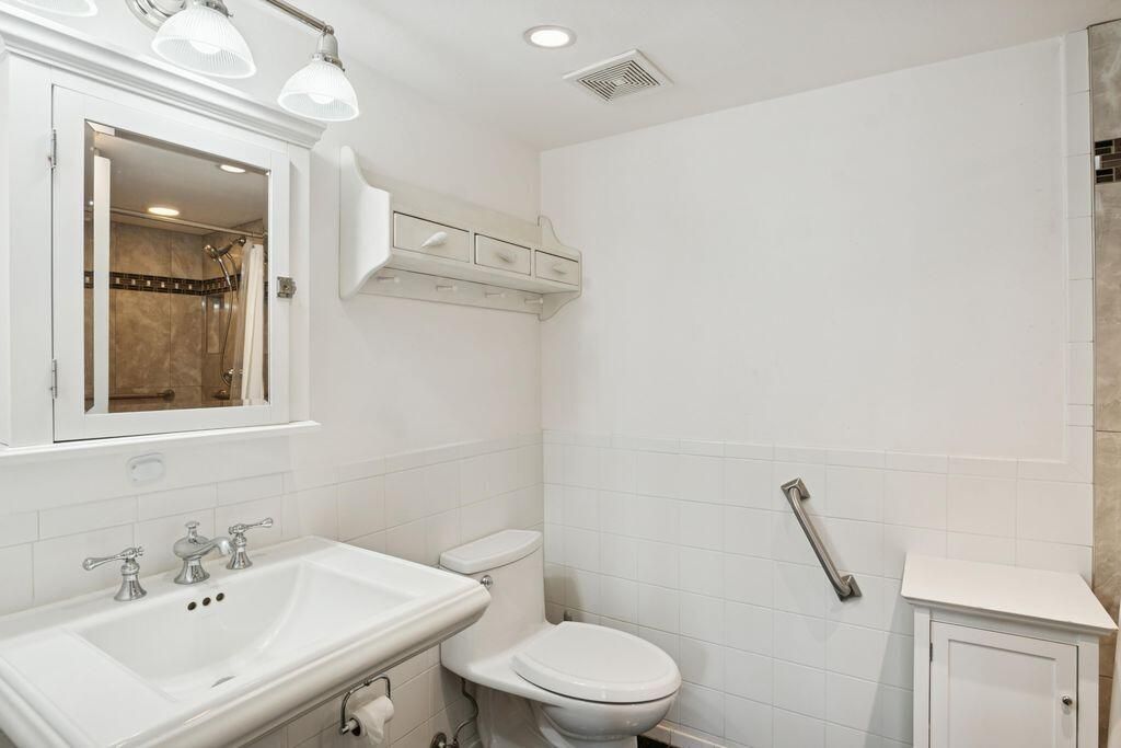 For Sale: $379,900 (1 beds, 1 baths, 787 Square Feet)