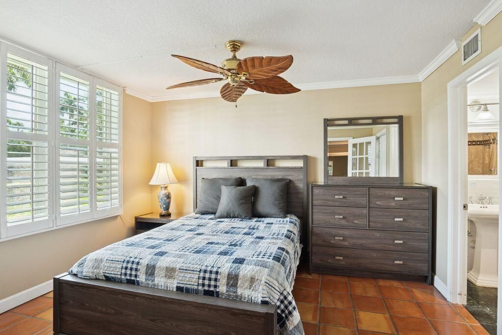 For Sale: $379,900 (1 beds, 1 baths, 787 Square Feet)