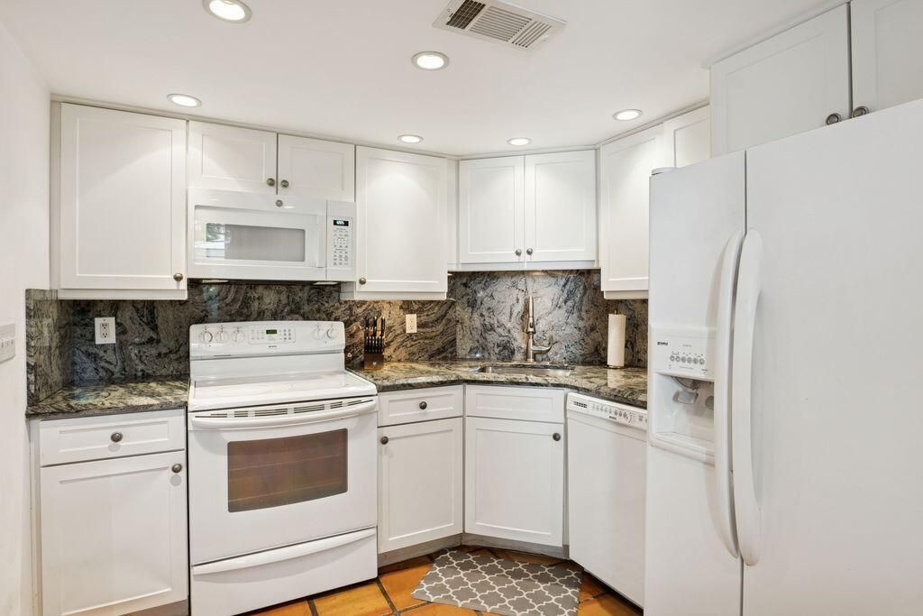 For Sale: $379,900 (1 beds, 1 baths, 787 Square Feet)