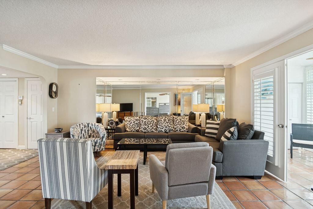 For Sale: $379,900 (1 beds, 1 baths, 787 Square Feet)