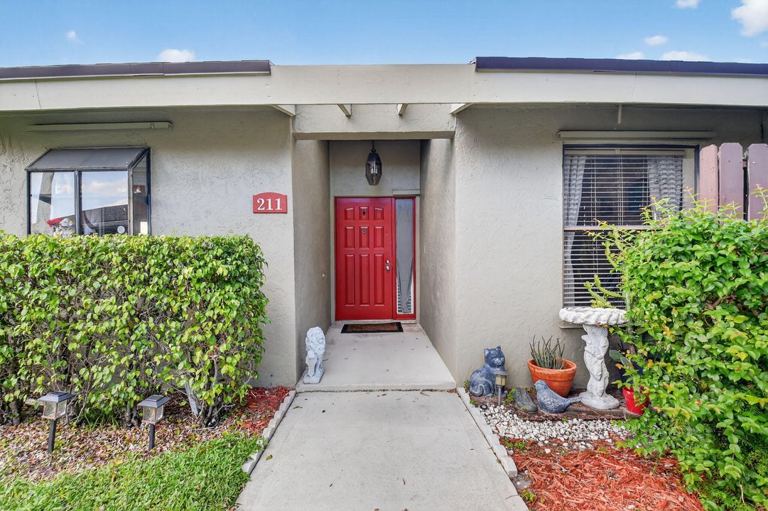 For Sale: $300,000 (2 beds, 2 baths, 1263 Square Feet)