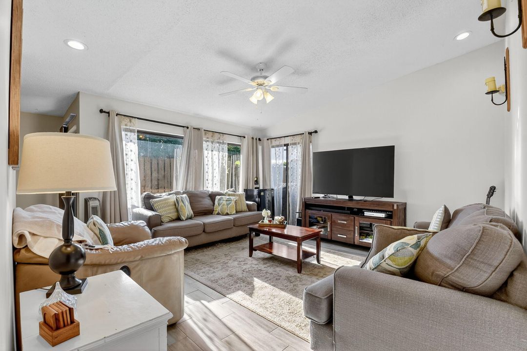 For Sale: $300,000 (2 beds, 2 baths, 1263 Square Feet)