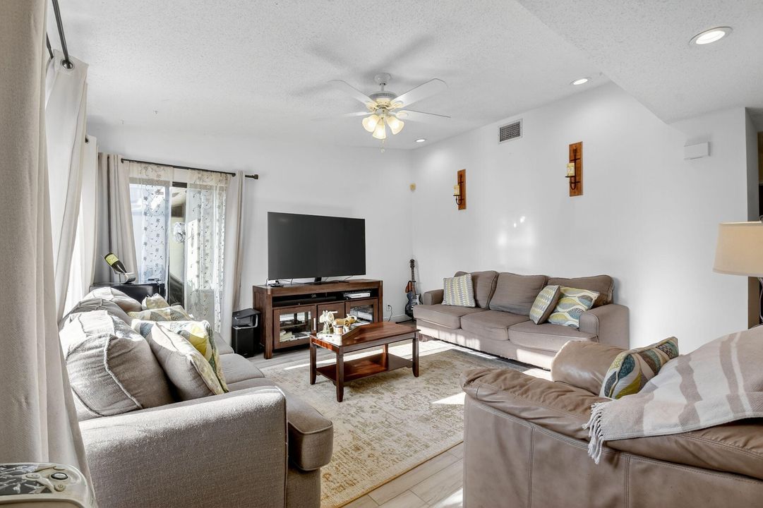 For Sale: $300,000 (2 beds, 2 baths, 1263 Square Feet)