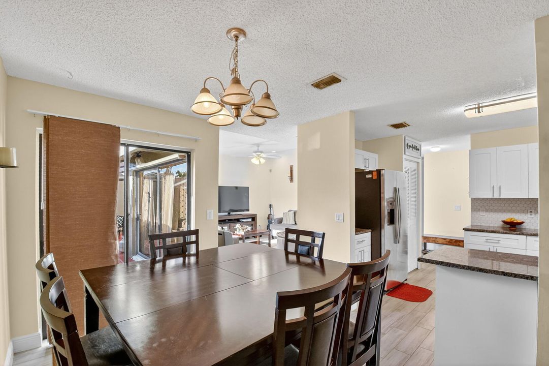 For Sale: $300,000 (2 beds, 2 baths, 1263 Square Feet)