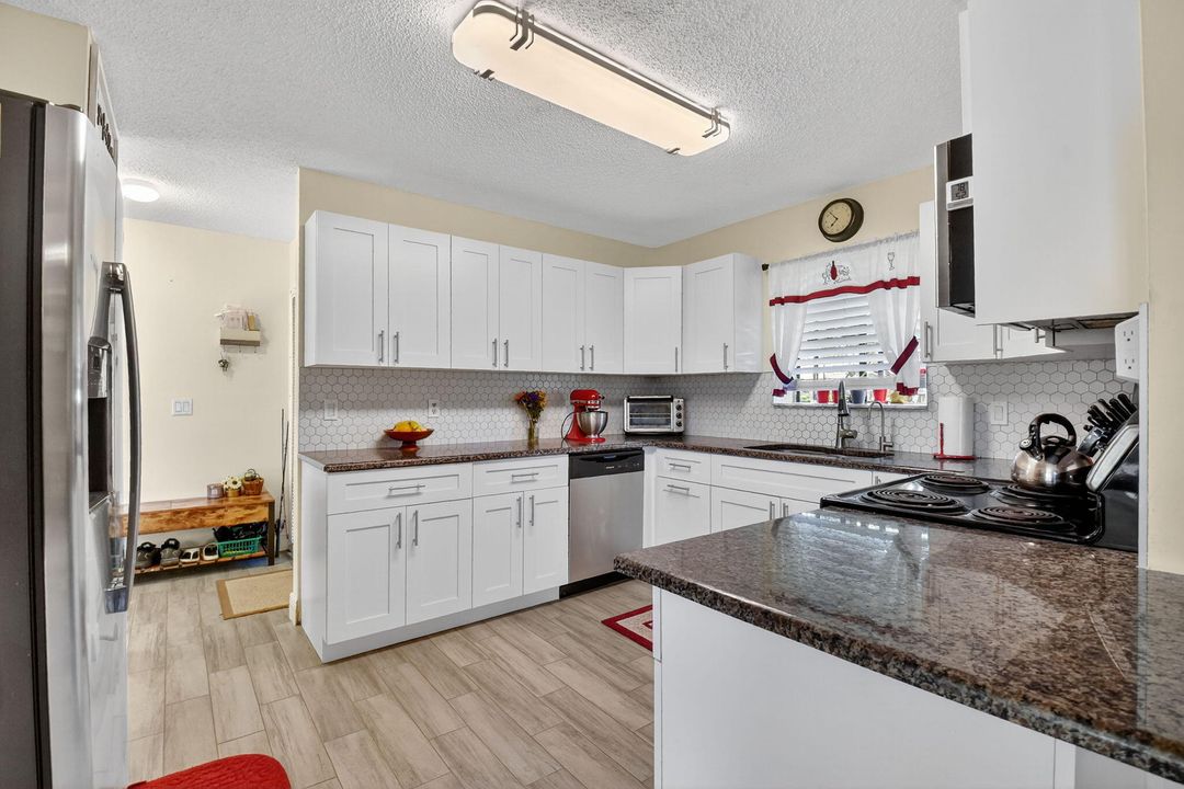 For Sale: $300,000 (2 beds, 2 baths, 1263 Square Feet)